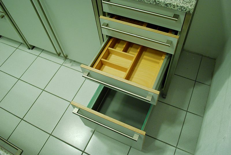 Küchenmodul Unterschrank mit Innenausstattung